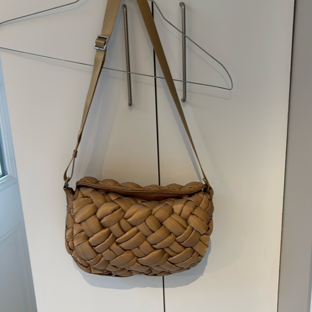 Elegant  tan Woven Shoulder Bag